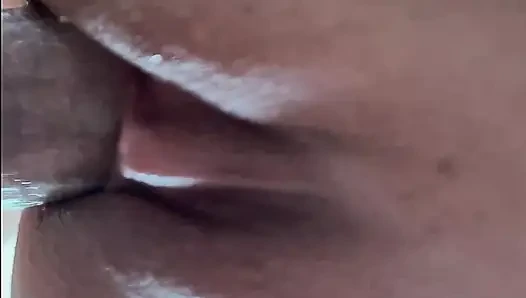 Masaj sırası sekse dönüyor - yarak emiyor ve sikişiyor