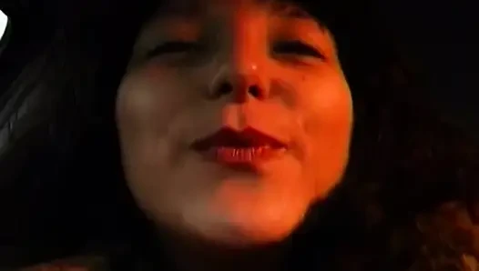 Azgın orta yaşlı seksi kadın otoyol macerasında büyük dildo dolduruyor