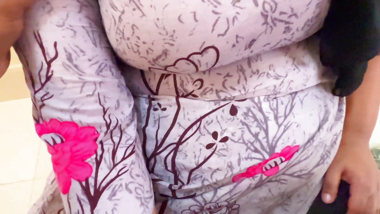 19yo Duży tyłek i duże cycki BBW gorąca pokojówka jebana przez właściciela, podczas gdy ona sprzątanie pokoju - Ep-2