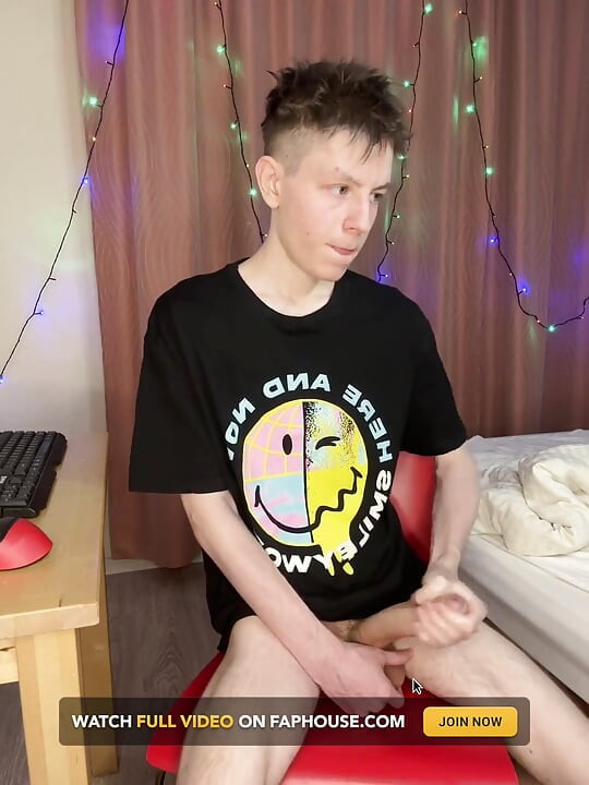 Quick Dorm Jerk Makes 23cm Cock Squirt Everywhere