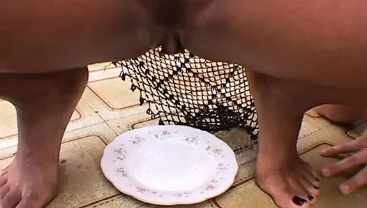 Писающие экстремальные девушки и глотание