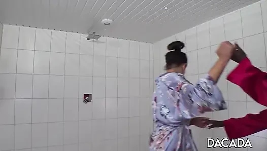 Eine heiße Dusche mit Zaawaadi