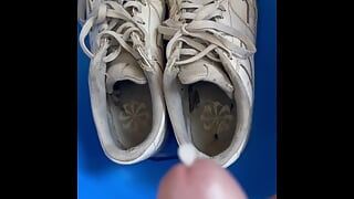 Spor ayakkabı boşalması