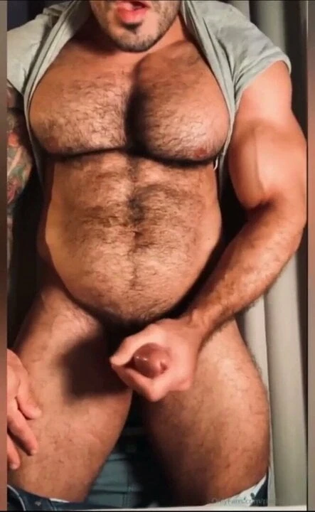 Musclular guy on Cam