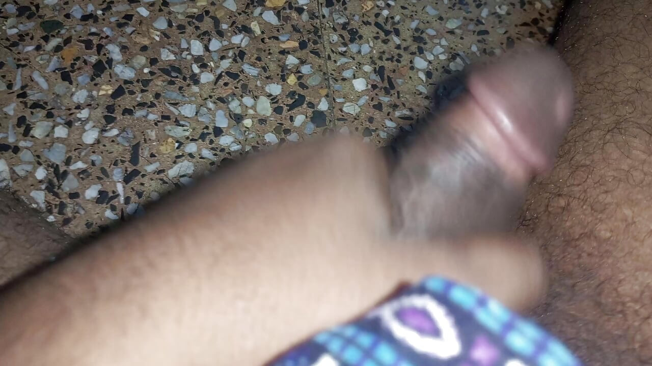 Ben Hintli amcığım ve göğüslerini yalıyorum