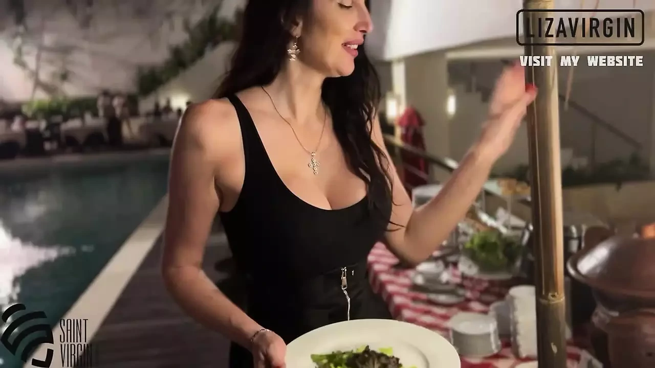 Mẹ kế đi với con riêng của mình đến một nhà hàng và đến bàn