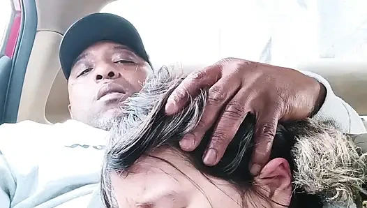 Asyalı sokak fahişesi arabada sakso - riskli yol kenarında gırtlağına kadar alıyor ve yutuyor ve orta yaşlı seksi kadın