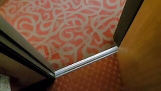 Îmi mângâi pula în hotelul Cedar Rapids cu ușa deschisă în fața camerei.
