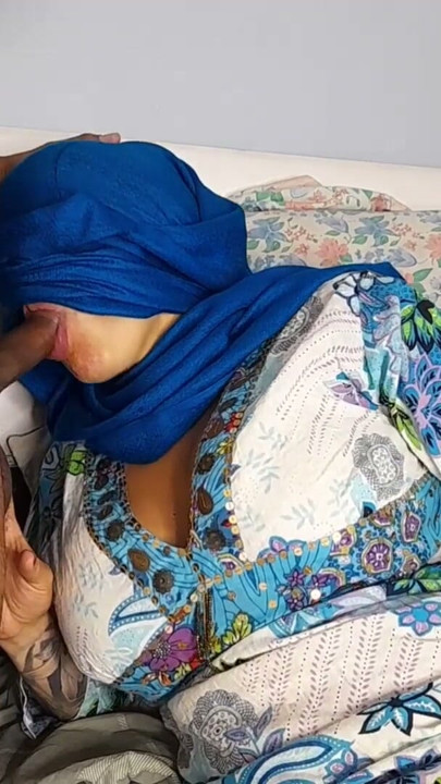 Mulher árabe de hijab chupa o pau preto do vizinho pervertido depois que ele mostra para ela na varanda | Clipe 1