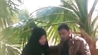 Arabische dame geeft pijpbeurt in het park