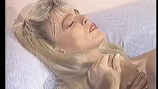 Cewek sange rambut pirang berbagi kontol sama teman favoritnya