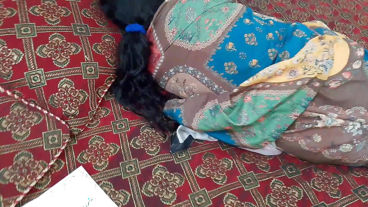 Maćeha poziva posinka da igra igru na komadu papira