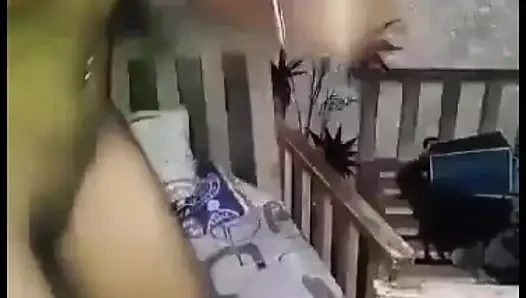 Она хорошо сосет мой член, и я трахаю ее после