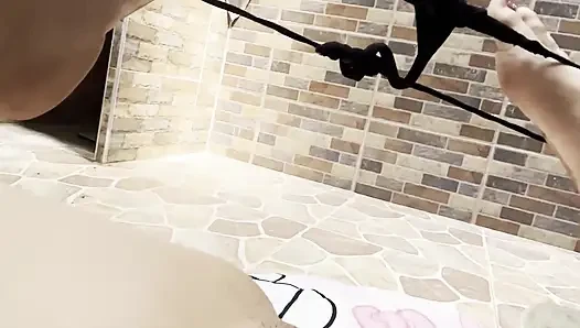 Güzel üvey kız kardeş, üniversiteye gitmeden önce cliptorisiyle oynamayı seviyor