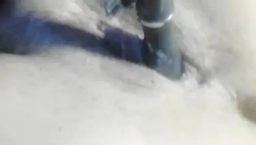 Muasin memekku sendirian di rumah: aku lagi muasin memekku sendirian (rekaman seks asli)