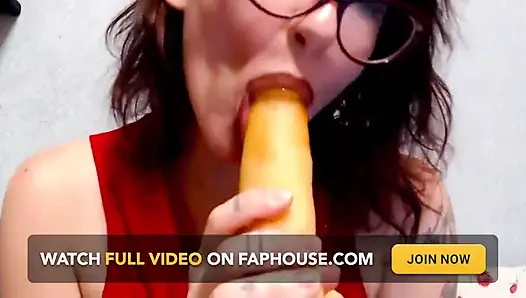 Ateşli kız büyük yarağını emiyor