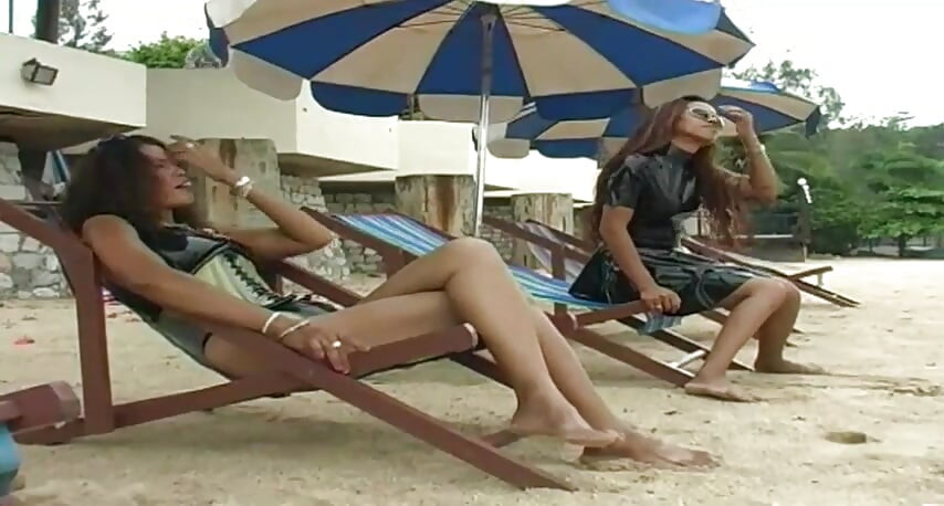 2 latinas presenta fetiche de látex en la piscina y en la playa