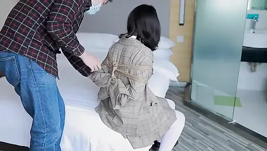 Хея09 - девушка-як в белых чулках привязана к кровати веревками.