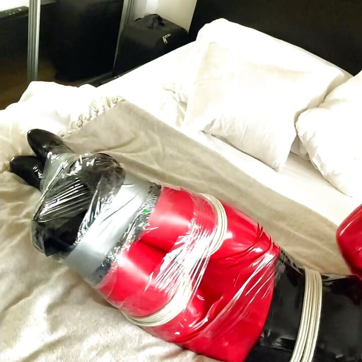 Bondage de talons hauts en latex rouge