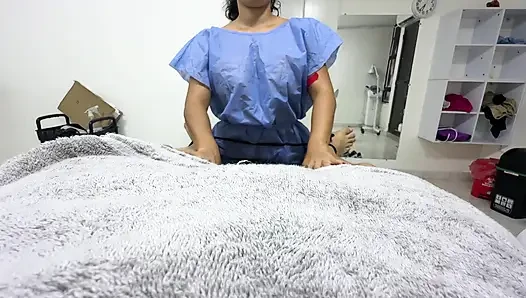 I went to the doctor for knee pain and she grabbed my cock