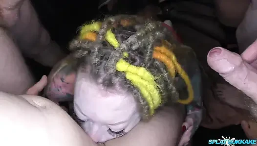 Fantastische bukkake-session mit 4 lustvollen schlampen