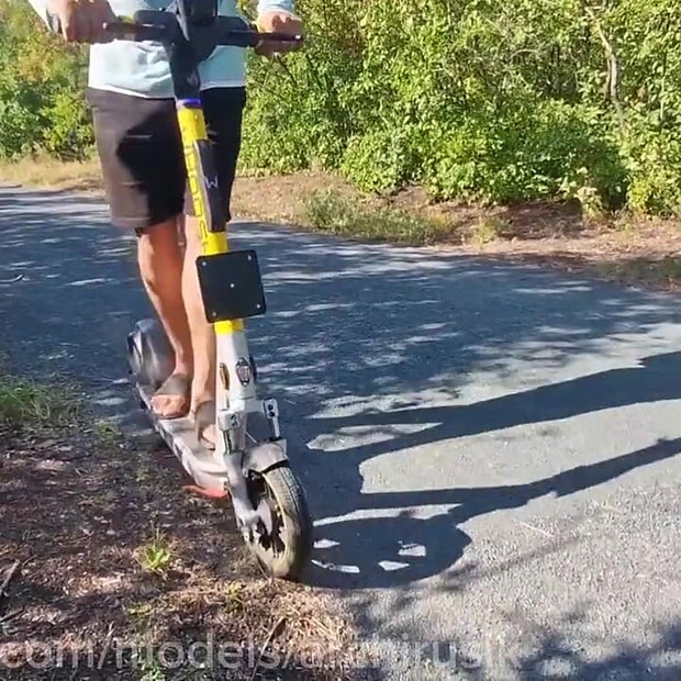 ホットクルーズトイレフェムボーイとスクーターに乗った通行人パパ、精液の噴水!