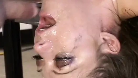 Симпатичную французскую крошку трахнули в идеальное лицо