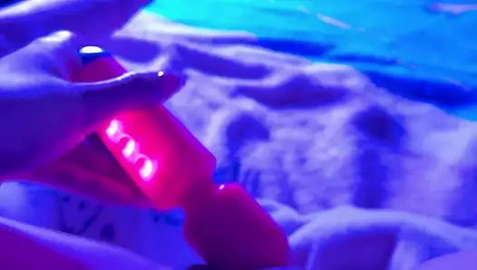 Извращенная студентка трахает свою киску, думая о своем отчиме