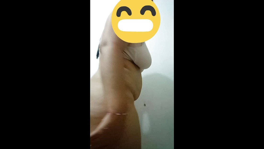 Igram se s pičkom pod tušem