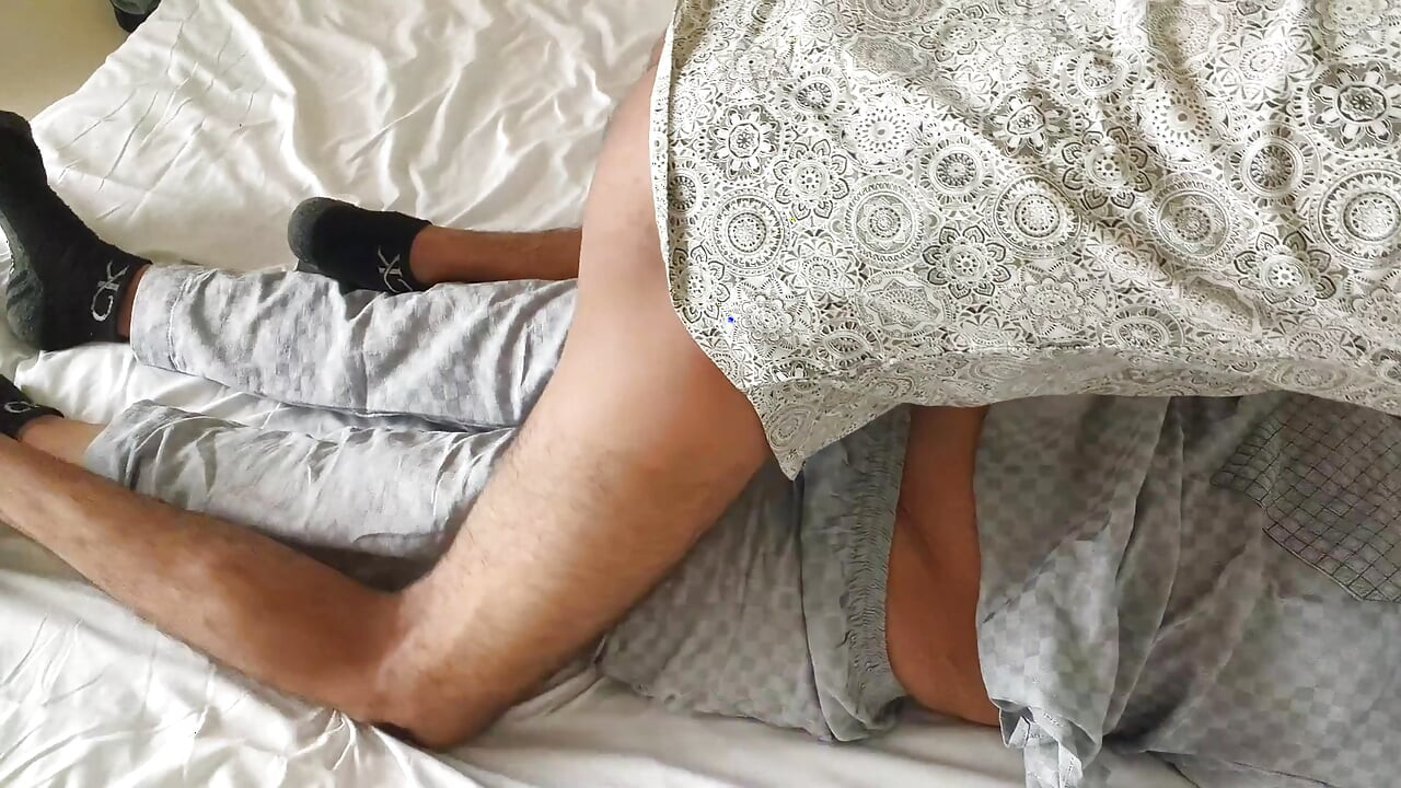 Pati ne apne patni ko romantic mood se chut ki chudai kiya aur chut ka maza liya . Indian desi village hindi viral sex videos