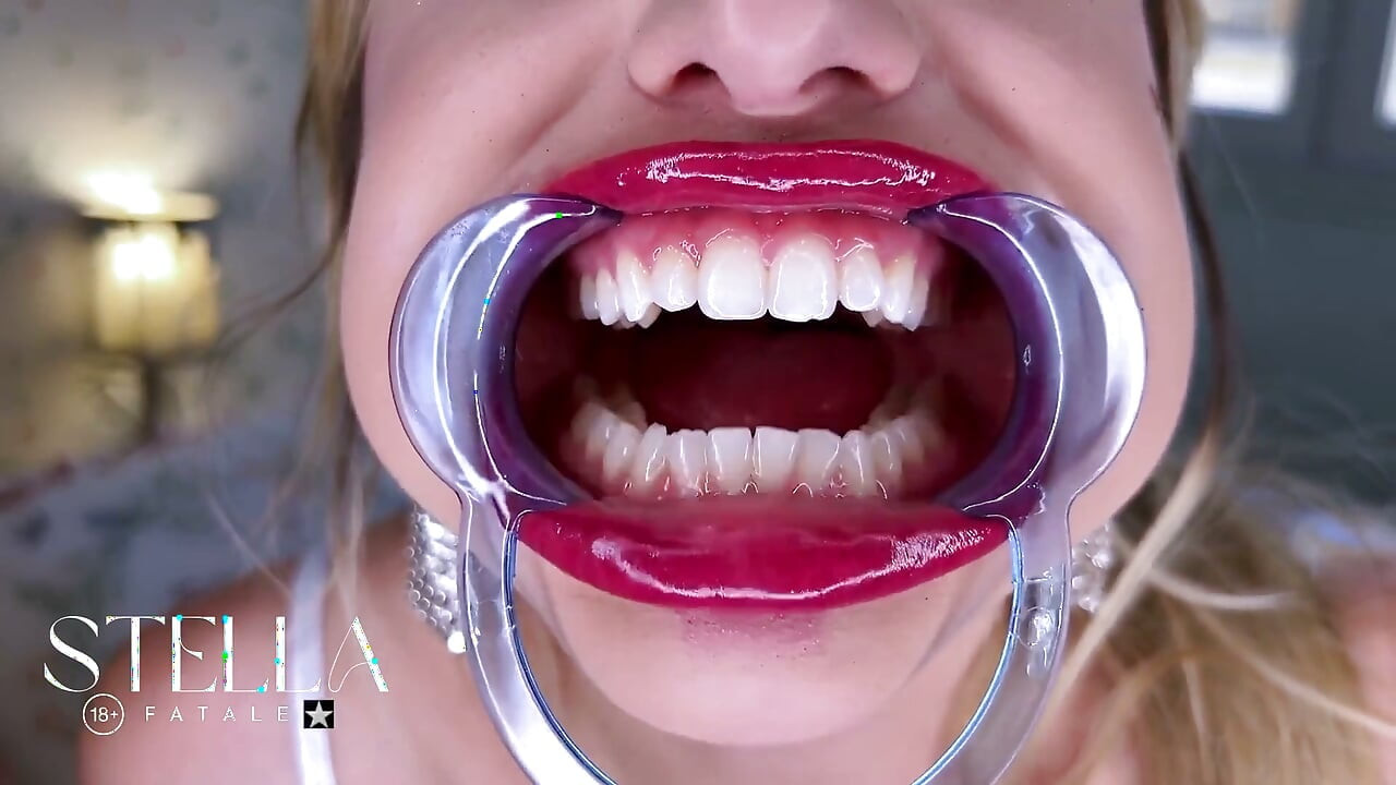 Ferramentas dentárias, exame da boca, todos os dentes exibidos
