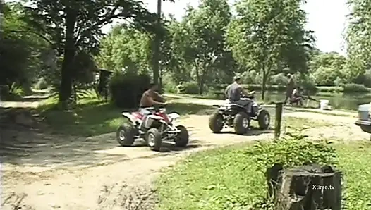 Bazı kızlar ülkede motokros ve aşırı seksi seviyor