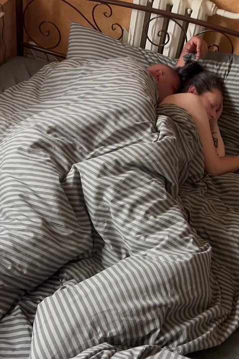 若い妻が父親にまたがってセックスした!!!