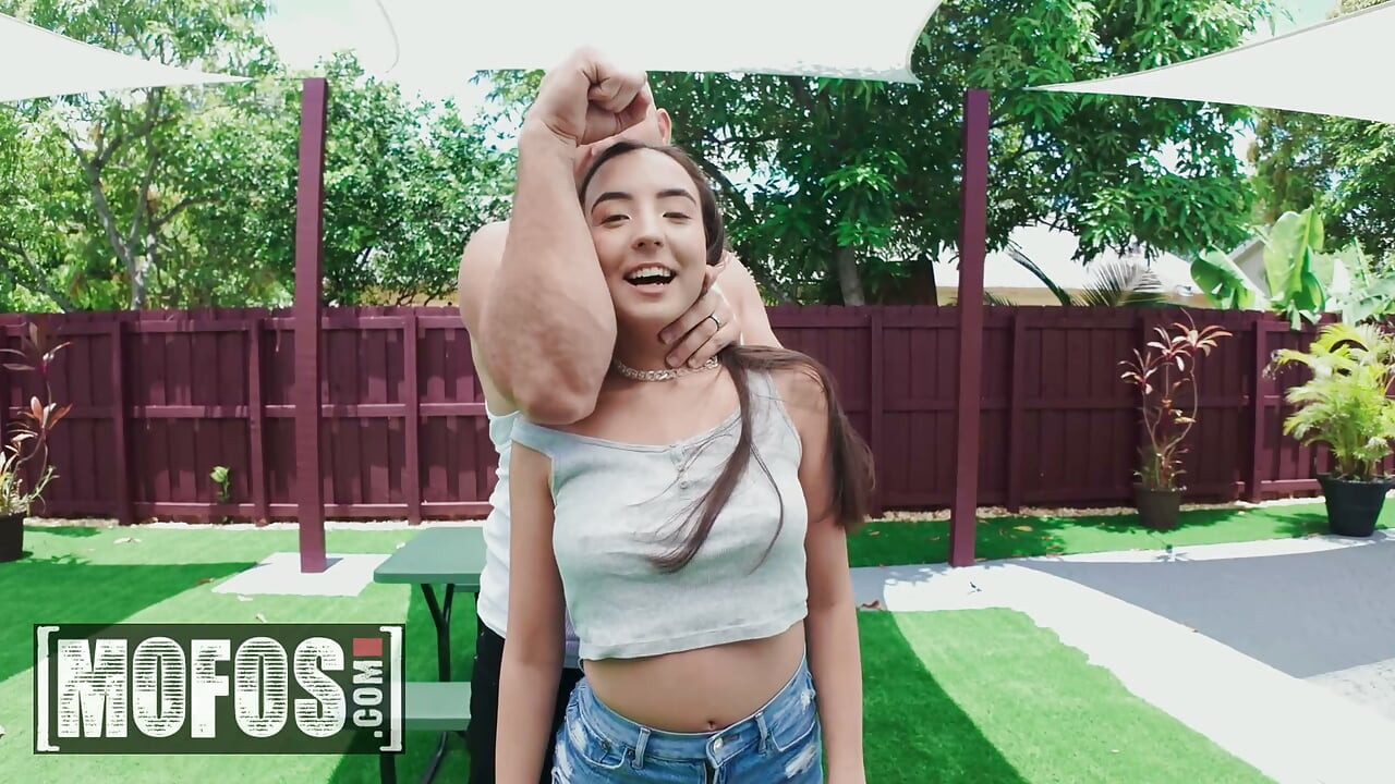 Tôi ngậm bi anh ta vào miệng rồi cọ dương vật anh ta lên mặt mình