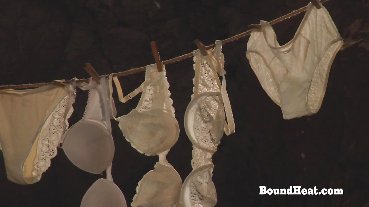 Sclavă lesbiană țâțoasă gemând și având orgasm cu doamna obraznică