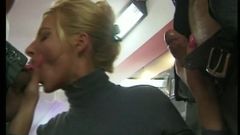 Cette blonde aux longues jambes a hâte de rentrer chez elle et se fait baiser dans un grand magasin