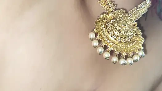 Gelber sari, heiße brust, nippel lecken