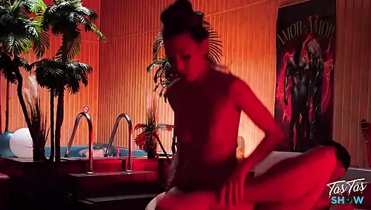 Aku ngasih kejutan spesial sama adik tiriku di klub swinger di hari ulang tahunnya - episode lengkap hd