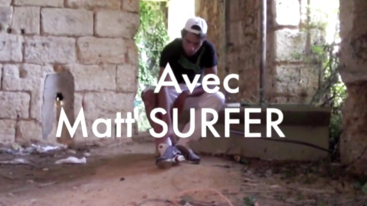 การส่งรองเท้าผ้าใบงานแสดงออกนอกอาคาร