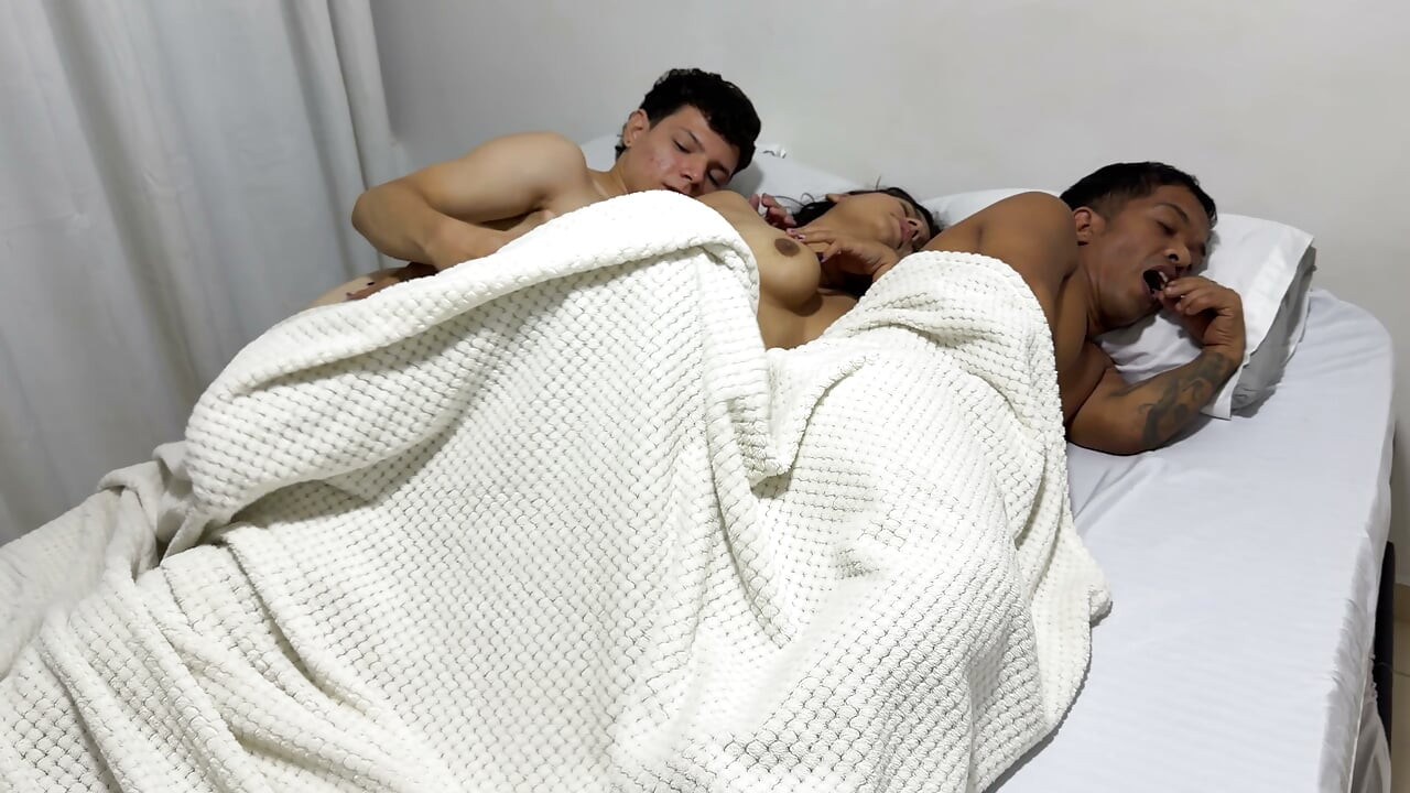 Мій збуджений хлопець робить мені жорсткий секс, незважаючи на те, що мій молодший зведений брат поруч із нами.