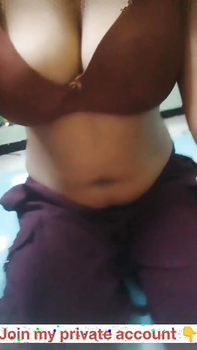 Chica india de al lado revela a sexy sujetador y pantalones cortos de mezclilla