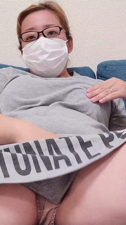ソファーの上で夢中でオナニーする人妻