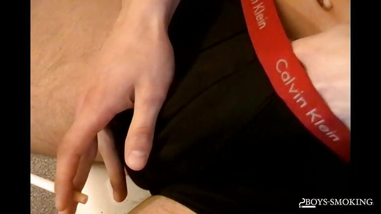 BoysSmoking: Gus nam daje uvid u njega kako miluje svoj veliki debeli kurac