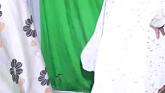 Tesettür kraliçesi. Müslüman kız tesettürlü göt deliğini gösteriyor ve parmaklıyor.