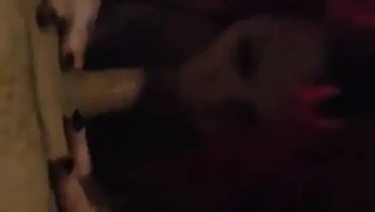 Tombul orta yaşlı seksi kadın şişman bir yarağı emiyor ve her yerine salya akıtıyor