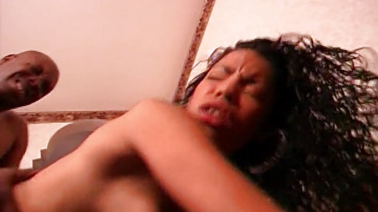 Heiße Ebony Leidenschaft auf dem Sofa