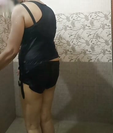 खुशी के मूड में नहाते हुए