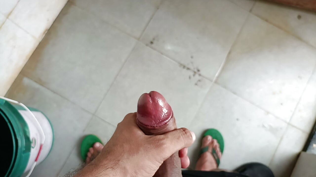 Indický chlapec čůrá v koupelně a masturbuje růžové péro