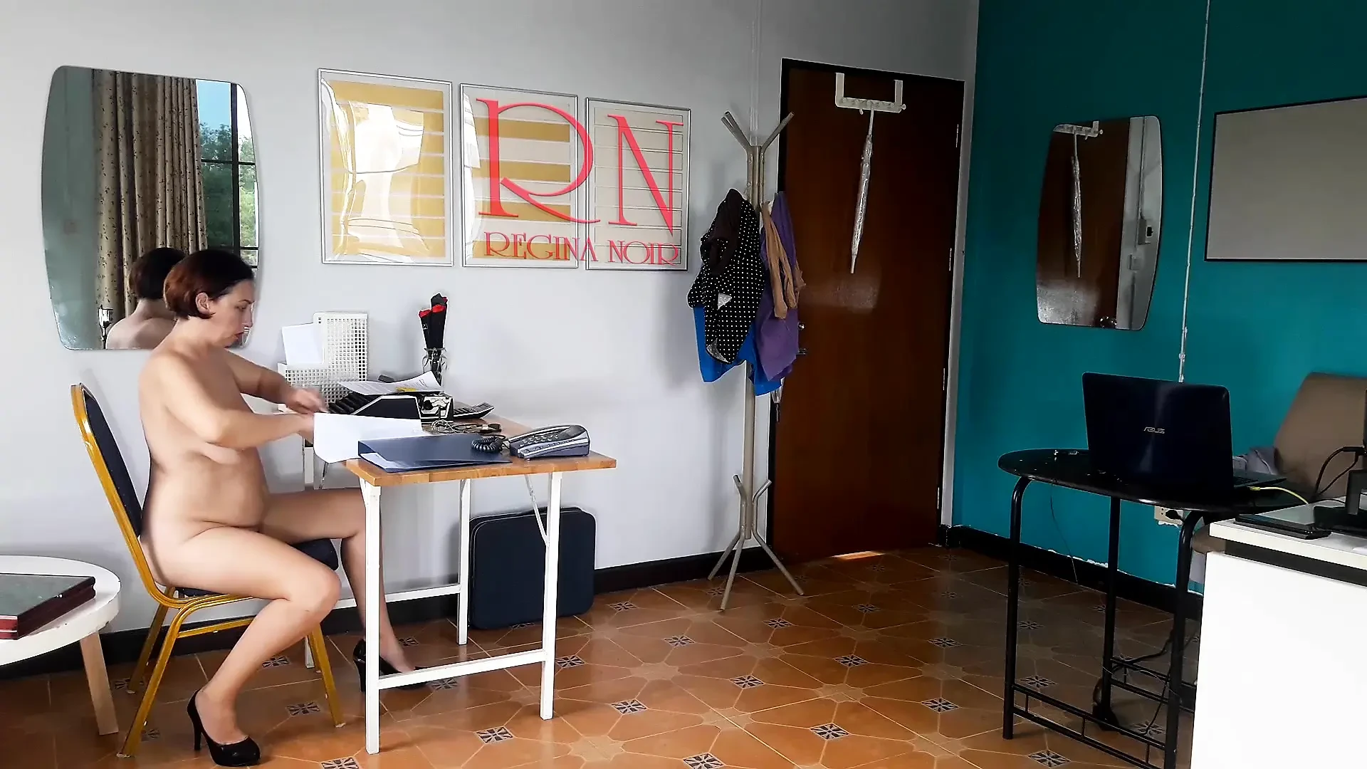 Fkk-sekretärin. Nackte angestellte im büro. Nackte sekretärin ist nicht schüchtern vor ihrem chef. Nackt im büro.  2 194