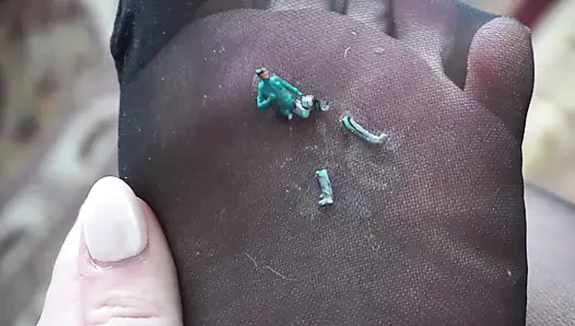 Cewek raksasa ini lagi asik main petak umpet sama teman kantornya yang lagi dikucilkan